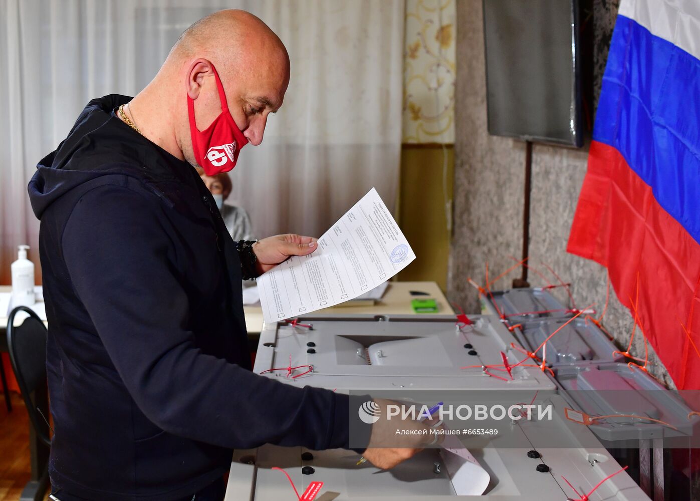 В России стартовали выборы депутатов Госдумы, законодательных органов и глав субъектов федерации