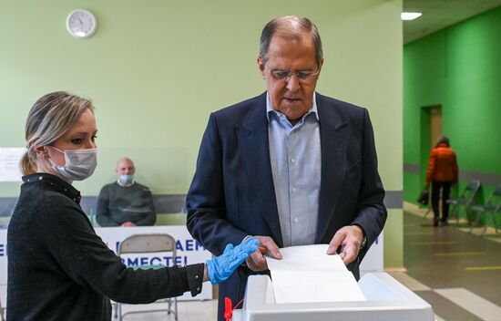 Министр иностранных дел РФ С. Лавров проголосовал на выборах