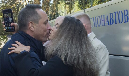 На Байконур прибыли экипажи корабля "Союз МС-19"