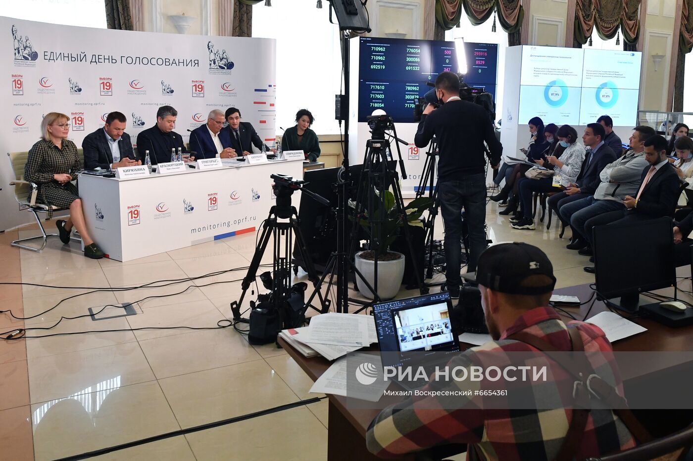 Работа ситуационного центра по наблюдению за выборами в Общественной палате РФ