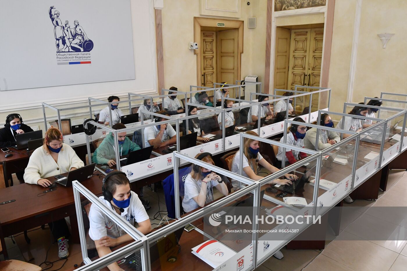 Работа ситуационного центра по наблюдению за выборами в Общественной палате РФ