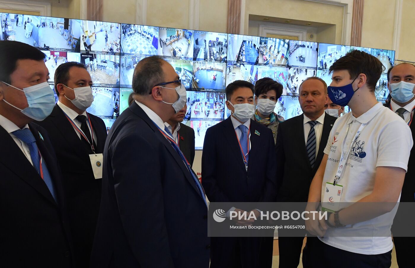 Работа ситуационного центра по наблюдению за выборами в Общественной палате РФ