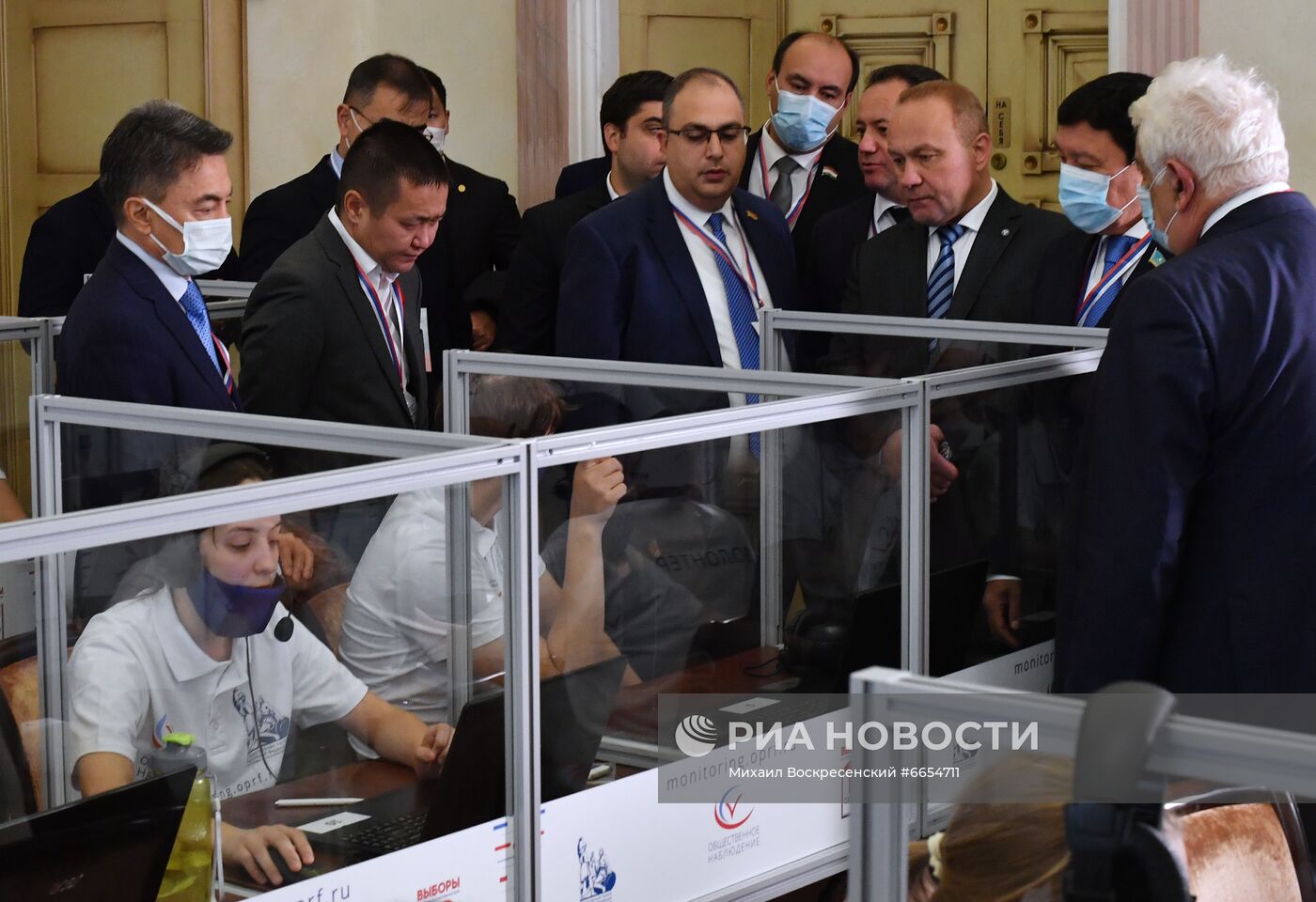Работа ситуационного центра по наблюдению за выборами в Общественной палате РФ
