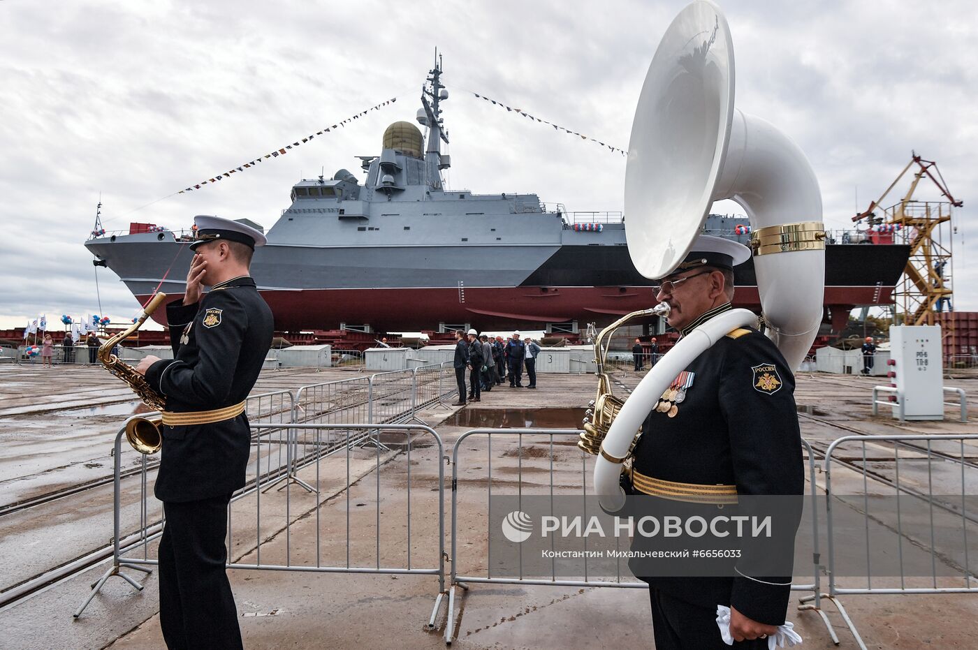 Спуск на воду малого ракетного корабля "Аскольд" в Керчи