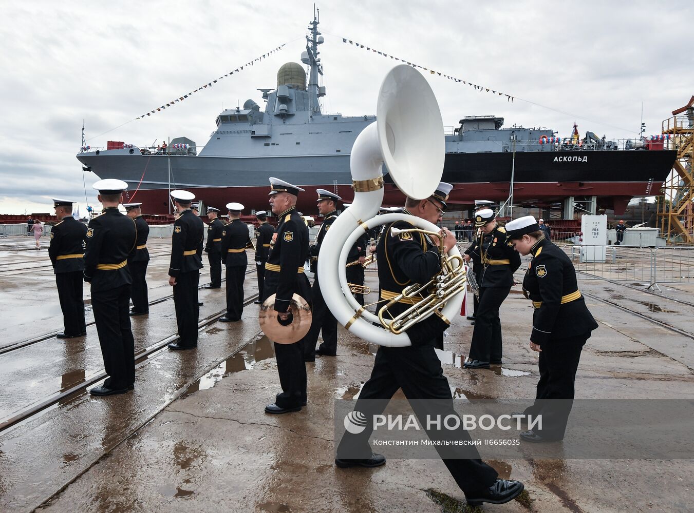 Спуск на воду малого ракетного корабля "Аскольд" в Керчи