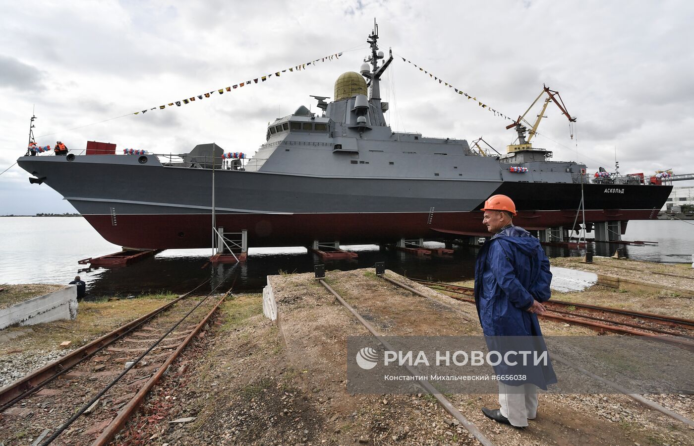 Спуск на воду малого ракетного корабля "Аскольд" в Керчи