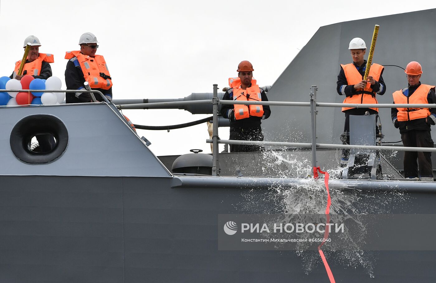 Спуск на воду малого ракетного корабля "Аскольд" в Керчи