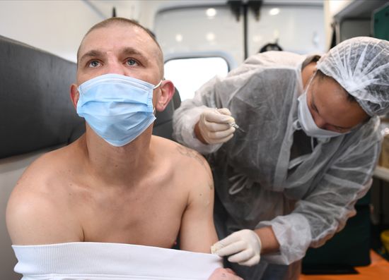 Мобильный пункт вакцинации от гриппа в Москве