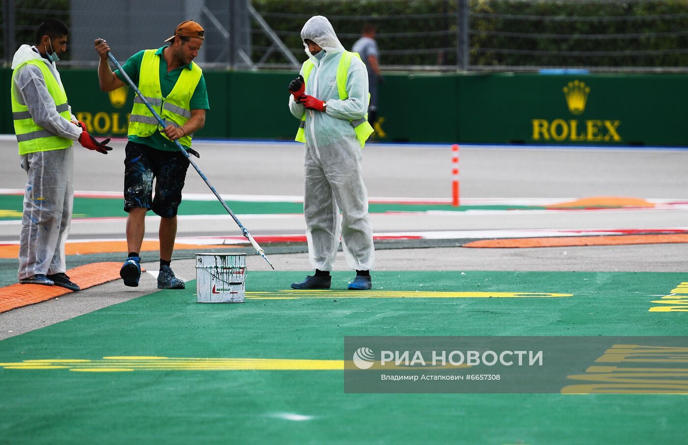 Подготовка к российскому этапу чемпионата мира по кольцевым автогонкам в классе "Формула-1"