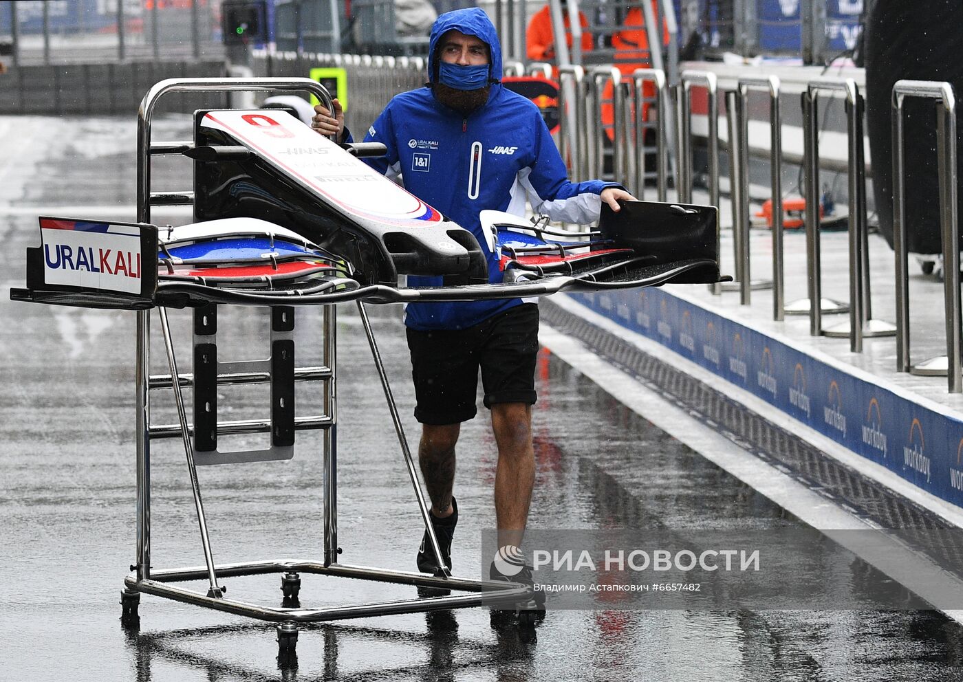 Подготовка к российскому этапу чемпионата мира по кольцевым автогонкам в классе "Формула-1"