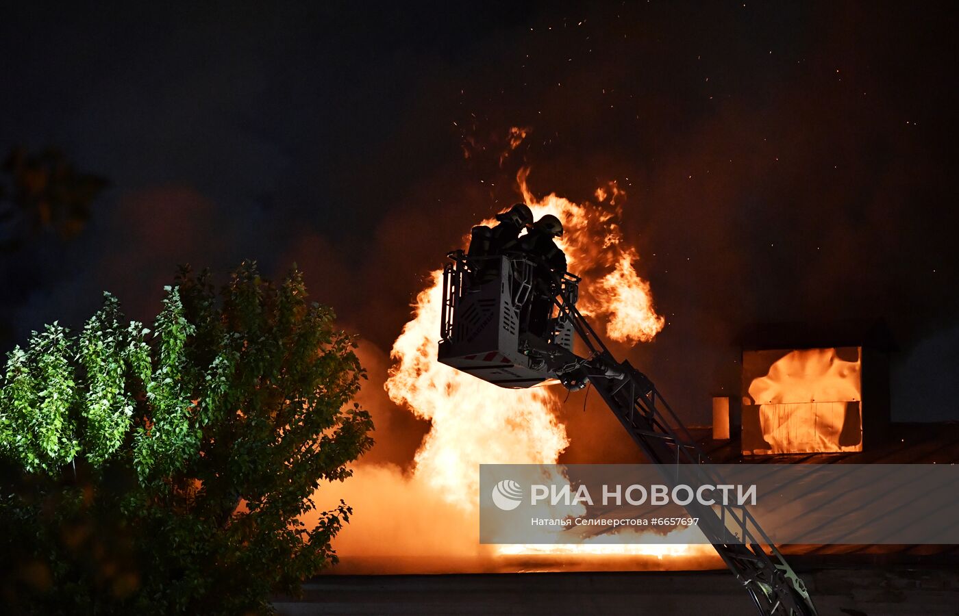 Пожар в общежитии Военного университета Минобороны РФ в Москве