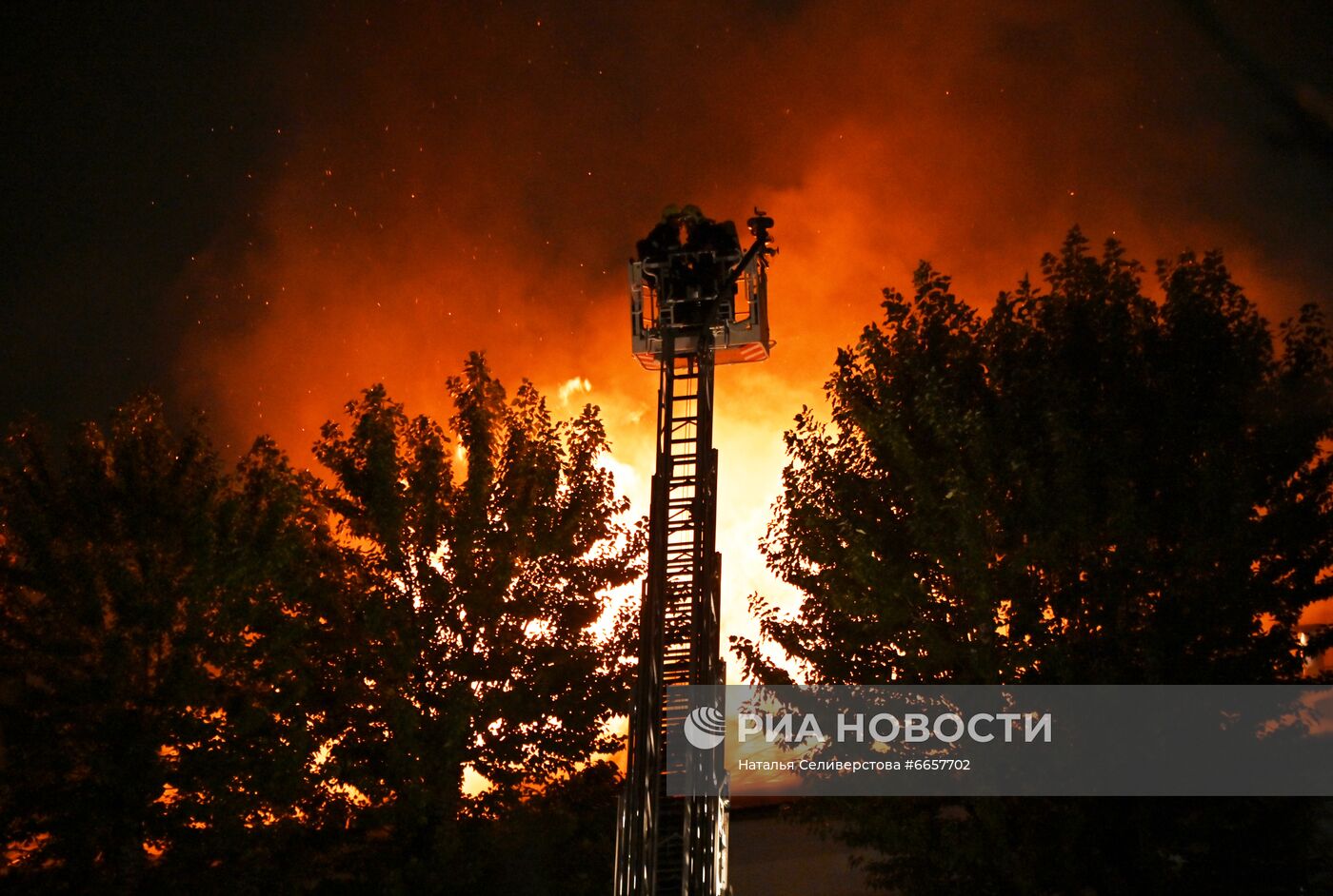 Пожар в общежитии Военного университета Минобороны РФ в Москве