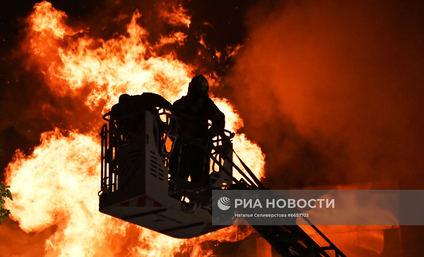 Пожар в общежитии Военного университета Минобороны РФ в Москве