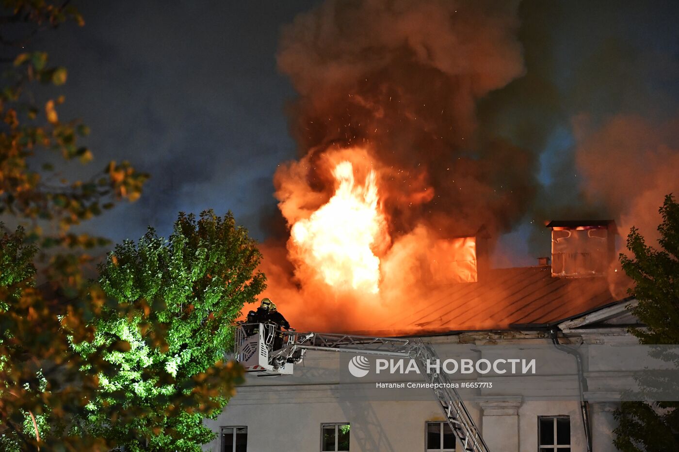 Пожар в общежитии Военного университета Минобороны РФ в Москве