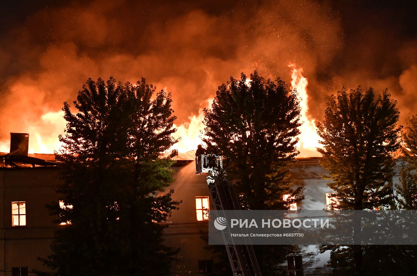 Пожар в общежитии Военного университета Минобороны РФ в Москве