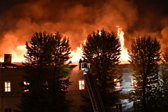 Пожар в общежитии Военного университета Минобороны РФ в Москве