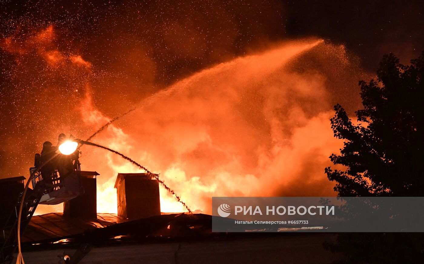 Пожар в общежитии Военного университета Минобороны РФ в Москве