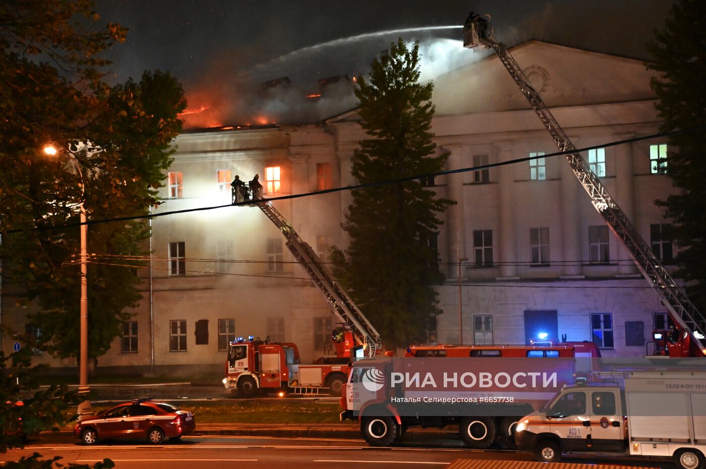 Пожар в общежитии Военного университета Минобороны РФ в Москве