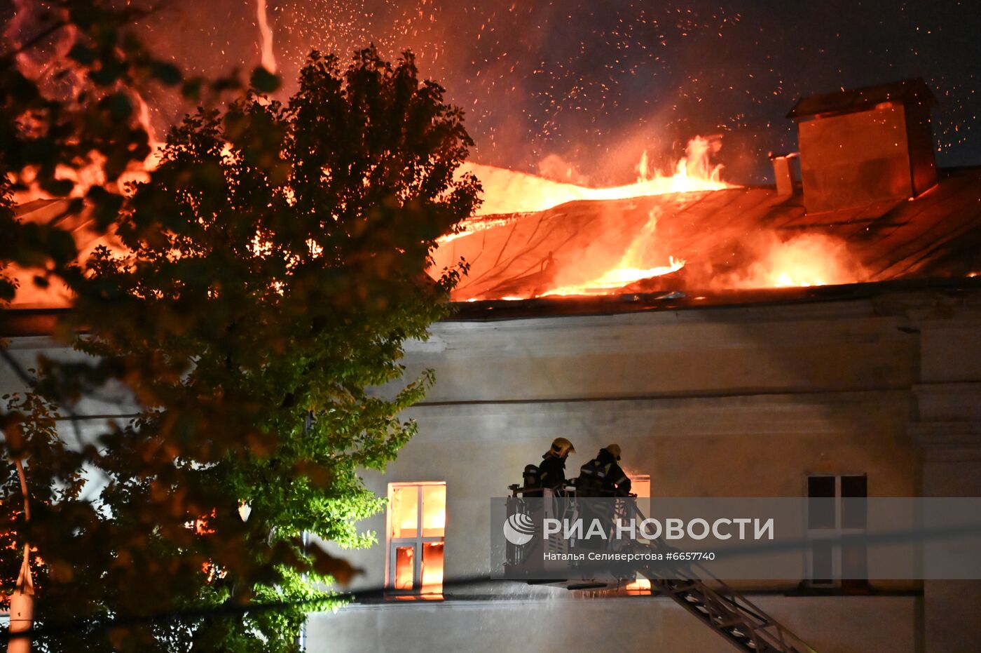 Пожар в общежитии Военного университета Минобороны РФ в Москве