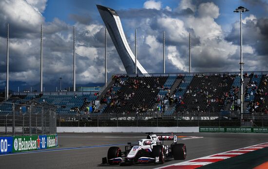 Автоспорт. Формула 1. Гран-при России. Свободные заезды. Первая сессия