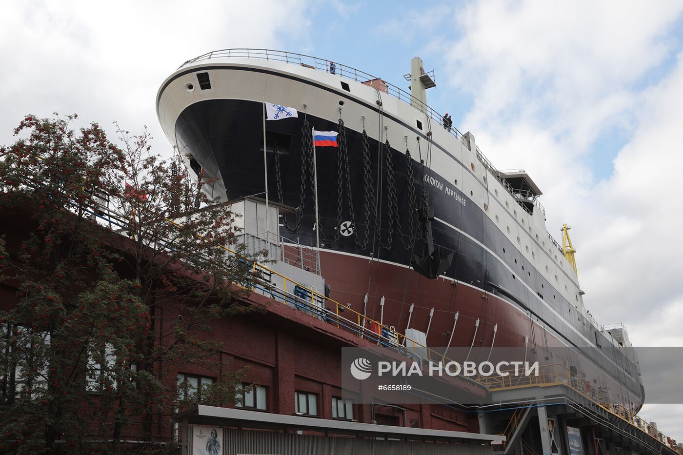 Спуск на воду рыболовного траулера "Капитан Мартынов" 