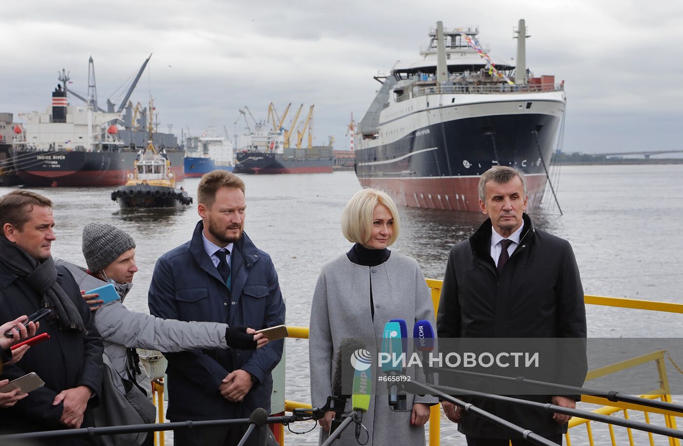 Спуск на воду рыболовного траулера "Капитан Мартынов" 