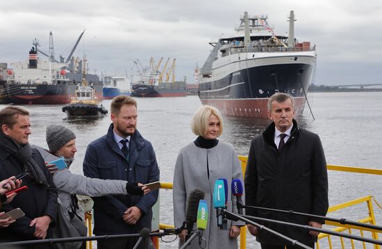 Спуск на воду рыболовного траулера "Капитан Мартынов" 