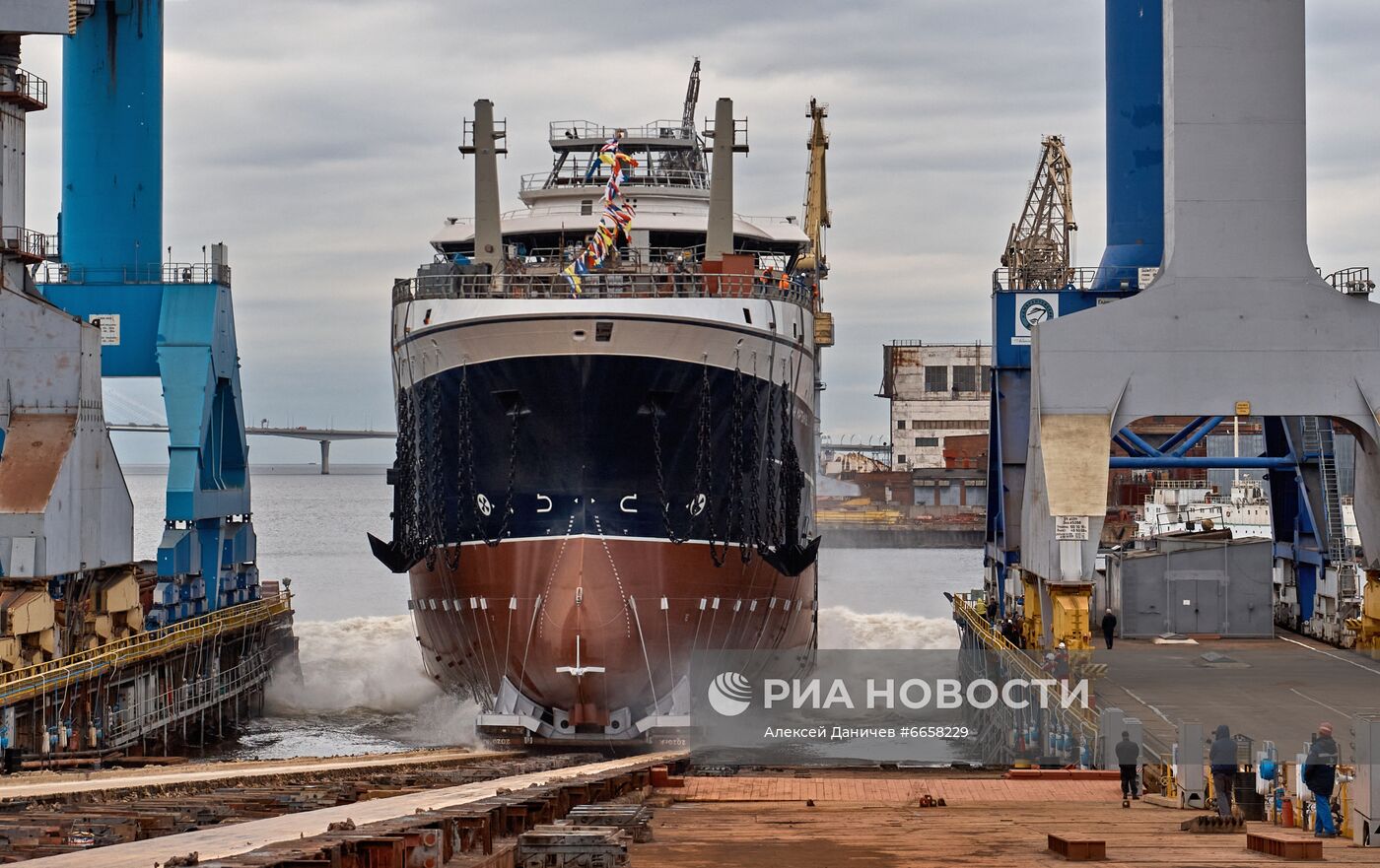 Спуск на воду рыболовного траулера "Капитан Мартынов" 