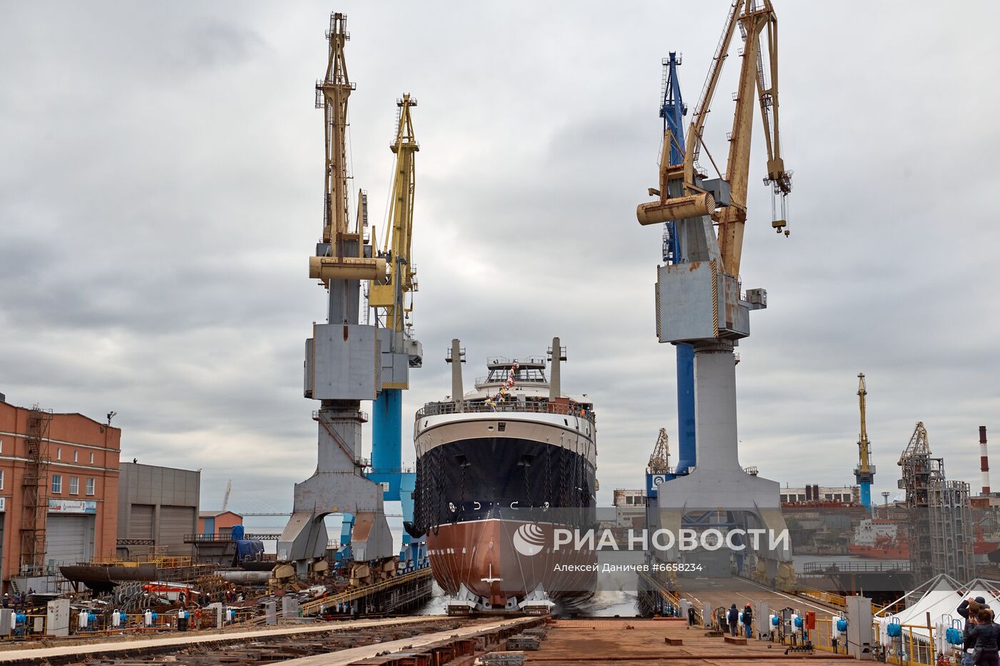 Спуск на воду рыболовного траулера "Капитан Мартынов" 