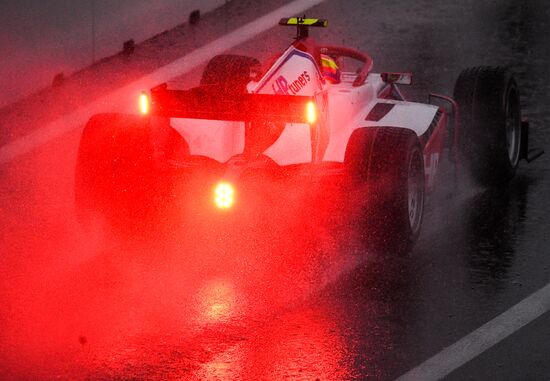 Из-за дождя отменены мероприятия Гран-при России