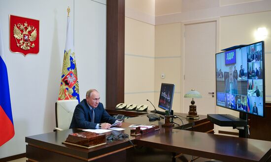 Президент РФ В. Путин провел встречу с руководством политических партий