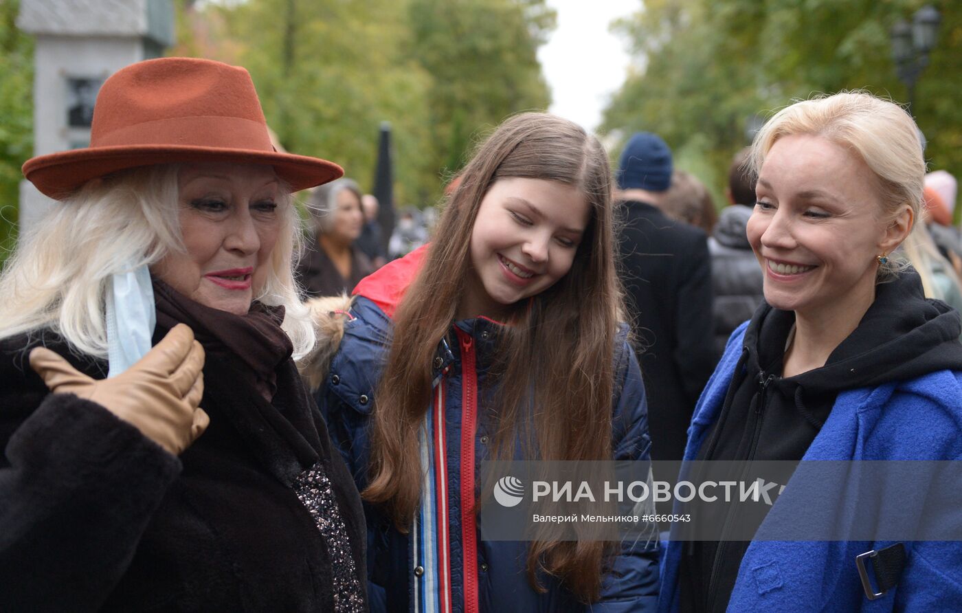 Церемония открытия памятника на могиле народного артиста СССР О. П. Табакова