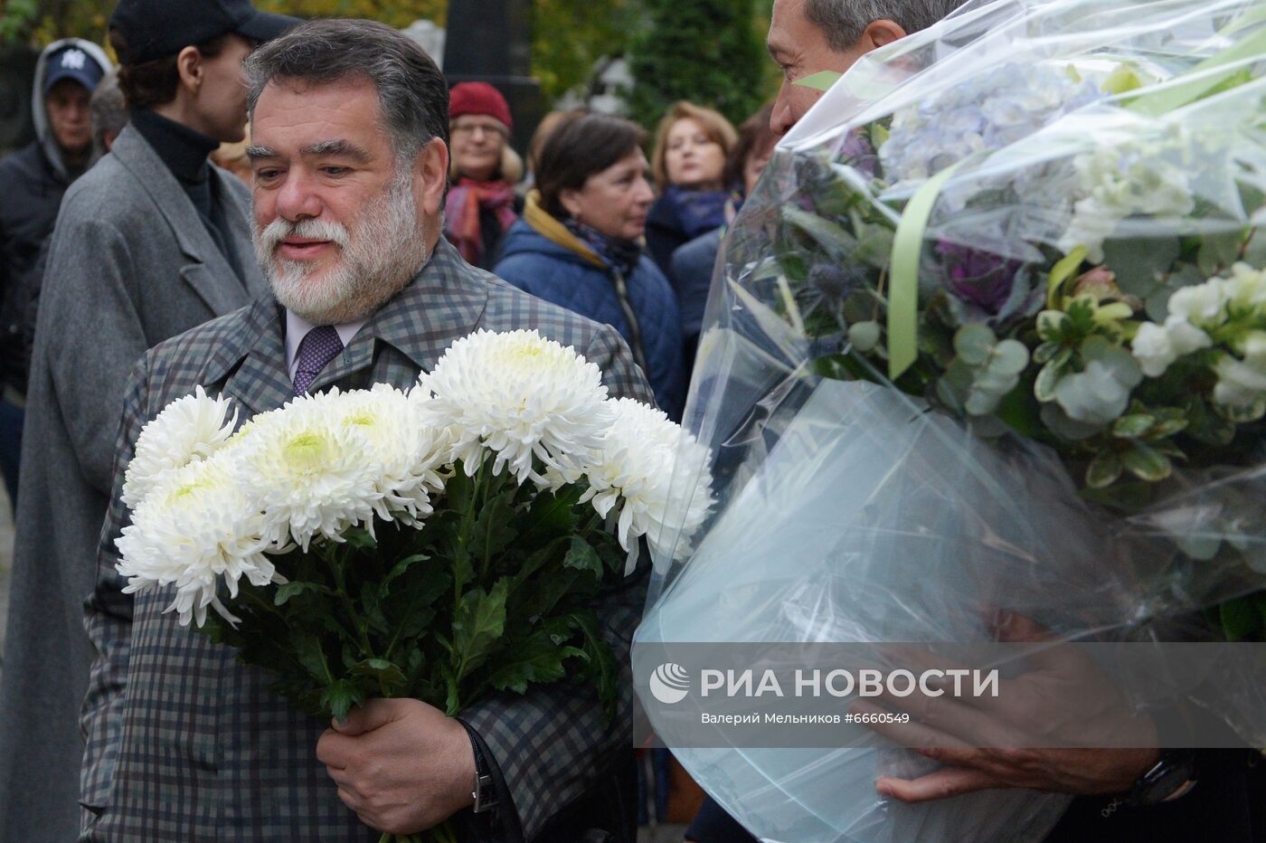 Церемония открытия памятника на могиле народного артиста СССР О. П. Табакова