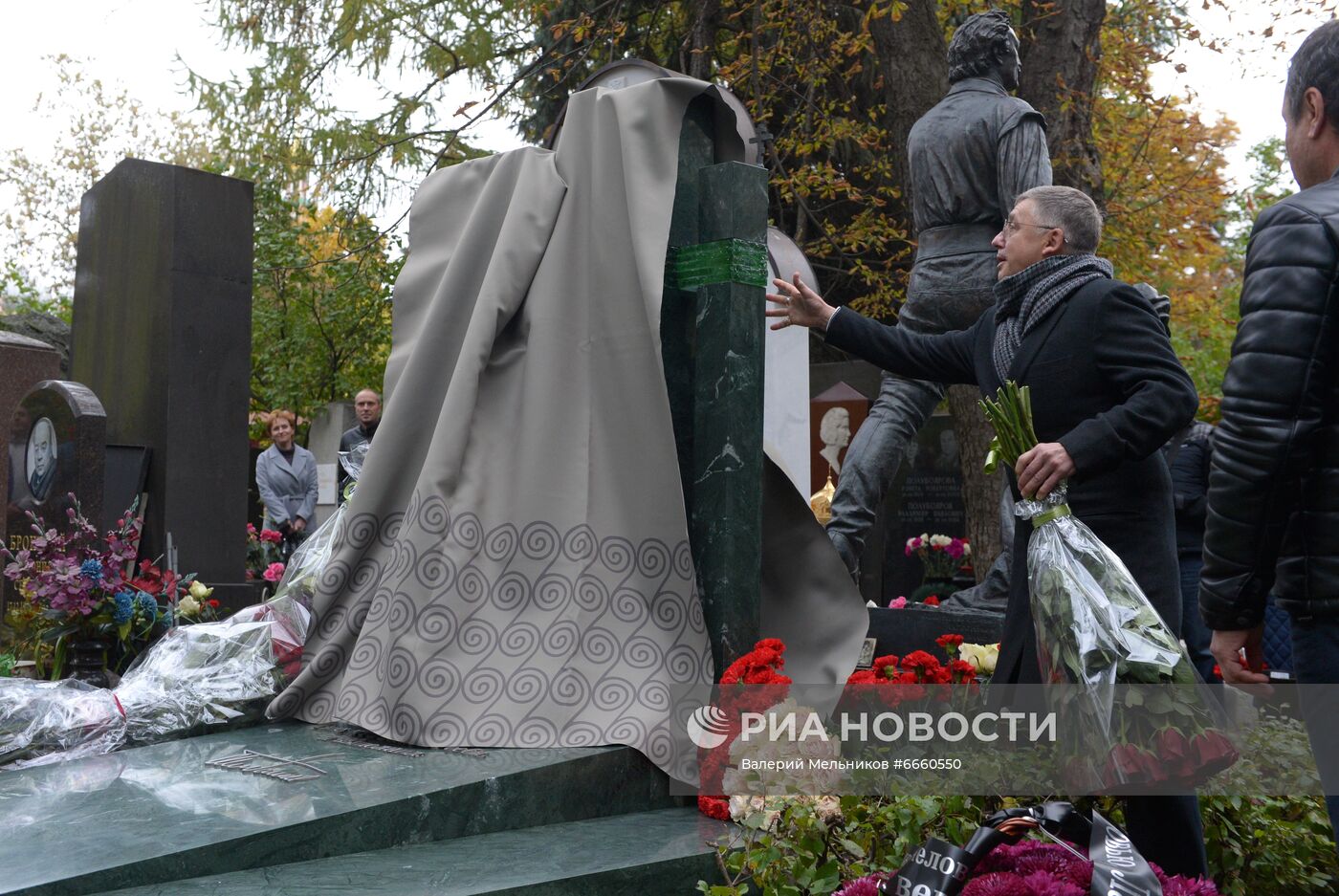 Церемония открытия памятника на могиле народного артиста СССР О. П. Табакова