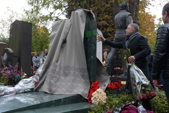 Церемония открытия памятника на могиле народного артиста СССР О. П. Табакова