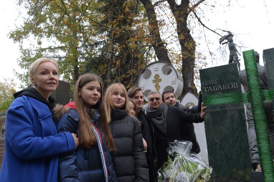 Церемония открытия памятника на могиле народного артиста СССР О. П. Табакова