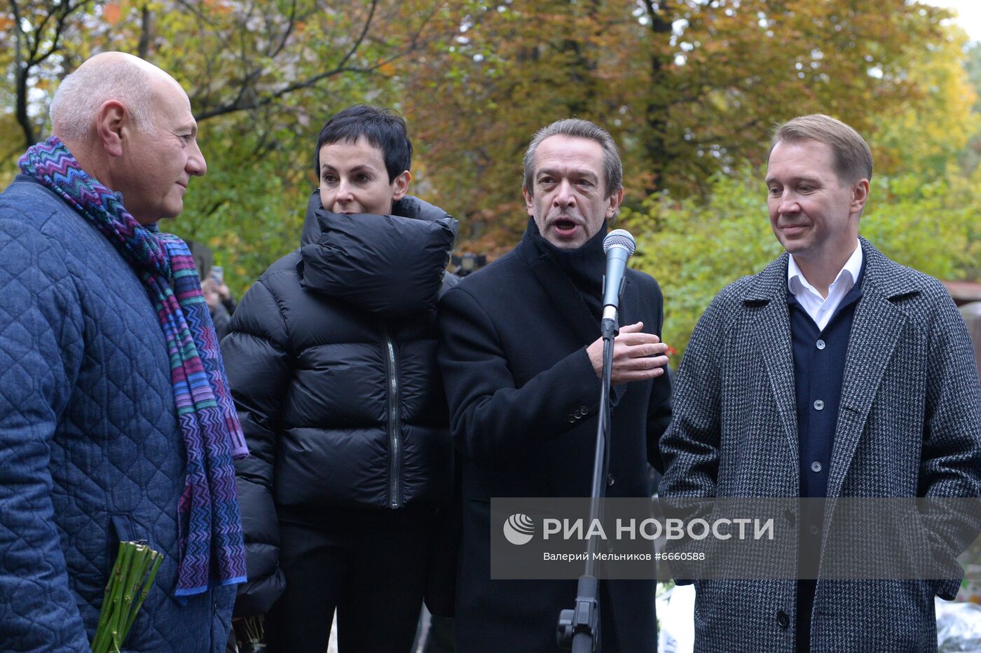 Церемония открытия памятника на могиле народного артиста СССР О. П. Табакова