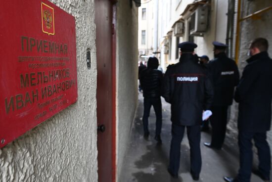 Сотрудники полиции пришли в приемную И. Мельникова с исками по голосованию