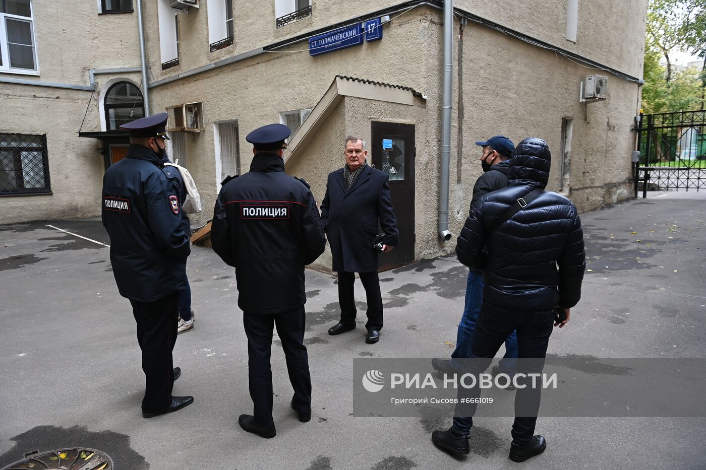 Сотрудники полиции пришли в приемную И. Мельникова с исками по голосованию