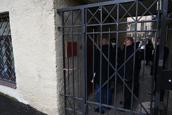 Сотрудники полиции пришли в приемную И. Мельникова с исками по голосованию