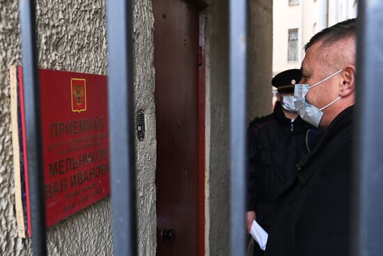 Сотрудники полиции пришли в приемную И. Мельникова с исками по голосованию