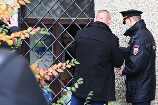 Сотрудники полиции пришли в приемную И. Мельникова с исками по голосованию