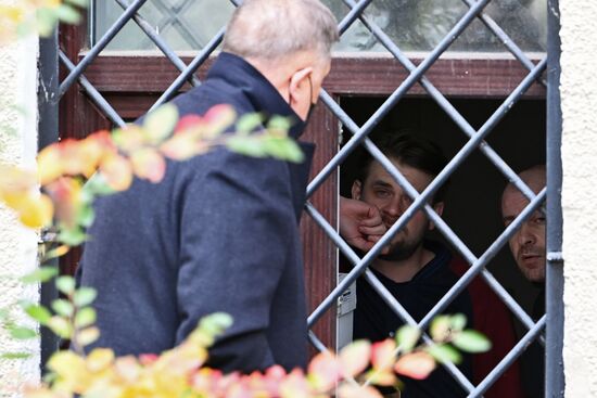 Сотрудники полиции пришли в приемную И. Мельникова с исками по голосованию