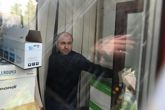 Сотрудники полиции пришли в приемную И. Мельникова с исками по голосованию