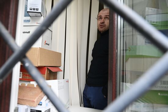 Сотрудники полиции пришли в приемную И. Мельникова с исками по голосованию