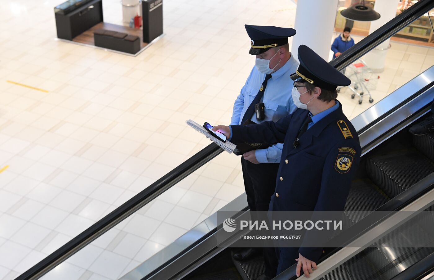 Рейд по соблюдению масочного режима в одном из торговых центров