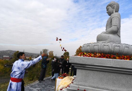 Открытие статуи Будды в Красноярском буддийском центре