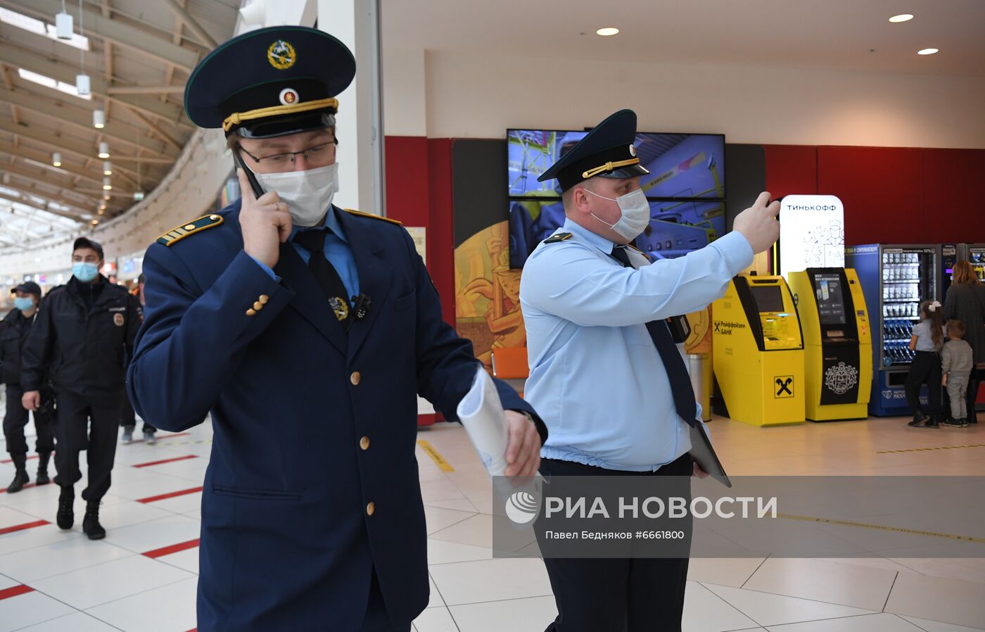 Рейд по соблюдению масочного режима в одном из торговых центров