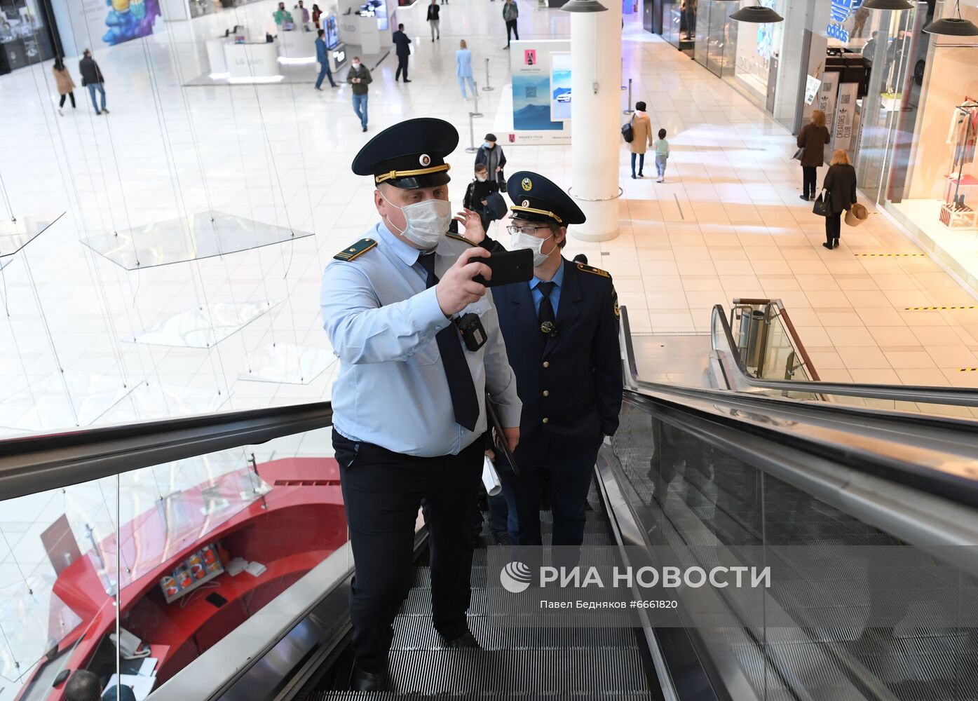 Рейд по соблюдению масочного режима в одном из торговых центров