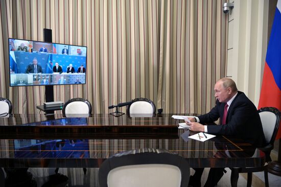 Президент РФ В. Путин провел совещание по вопросам развития космической отрасли